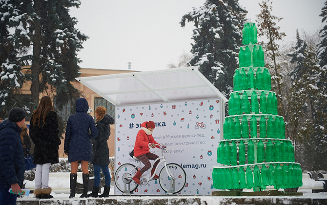 Как выглядит первая в Москве елка на энергии велосипеда