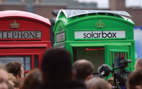 Красные телефонные будки в Лондоне заменят на зеленые с солнечными батареями