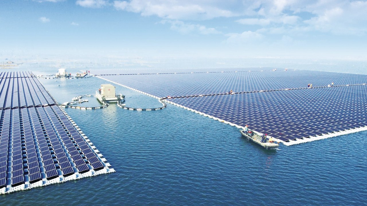 Самую большую в мире плавучую солнечную электростанцию открыли в Китае