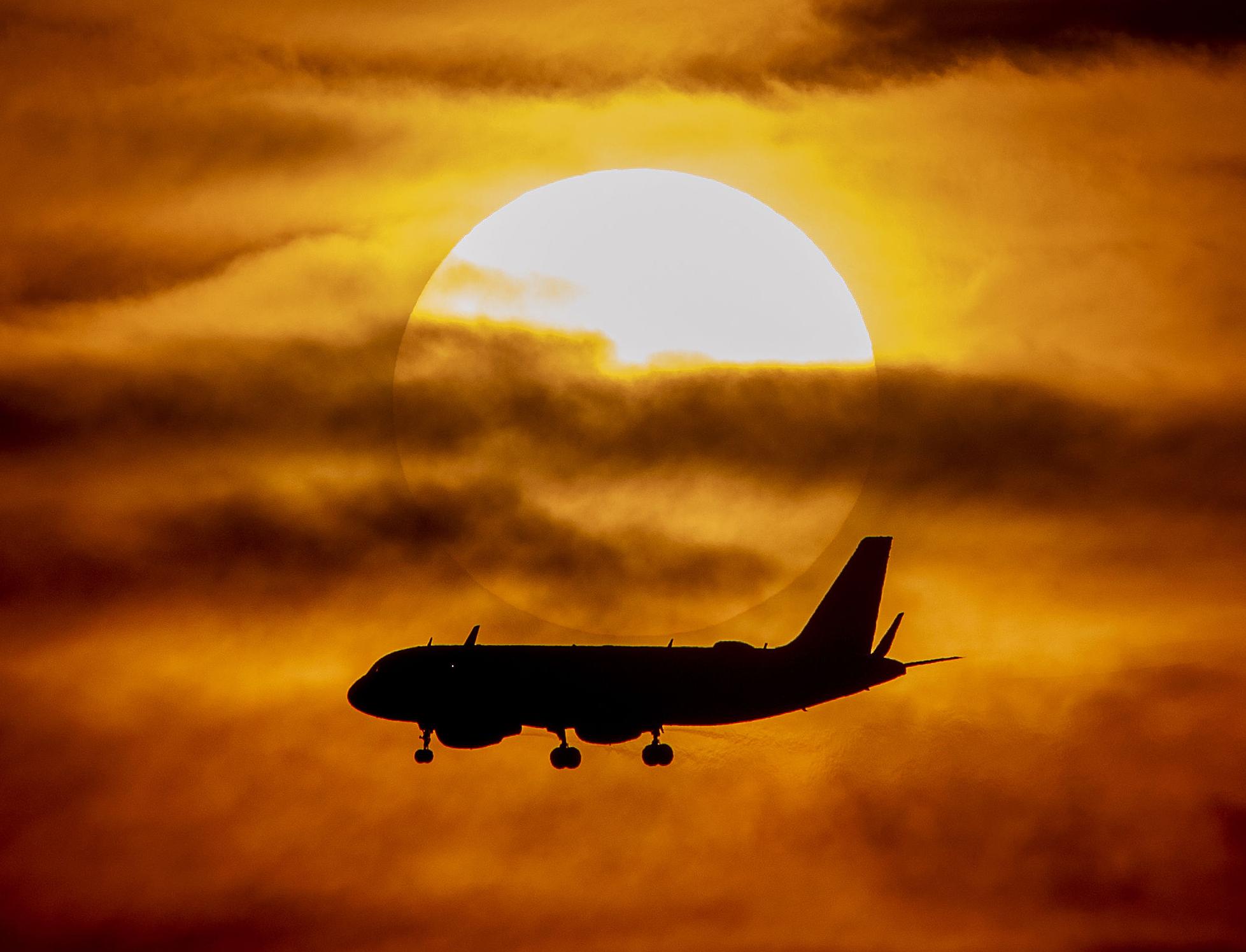 Объем вредных выбросов от самолетов сократился в мире на треть