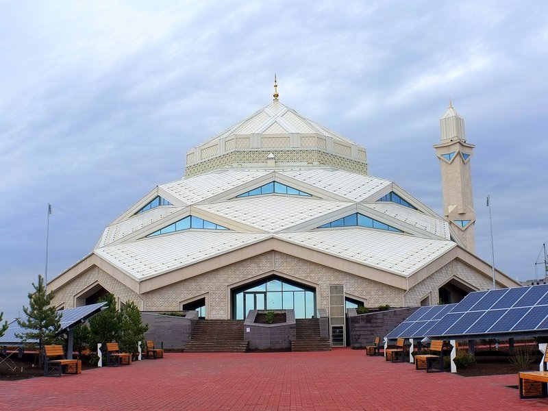 В Казахстане открыли экологичную мечеть с питанием от солнечных батарей