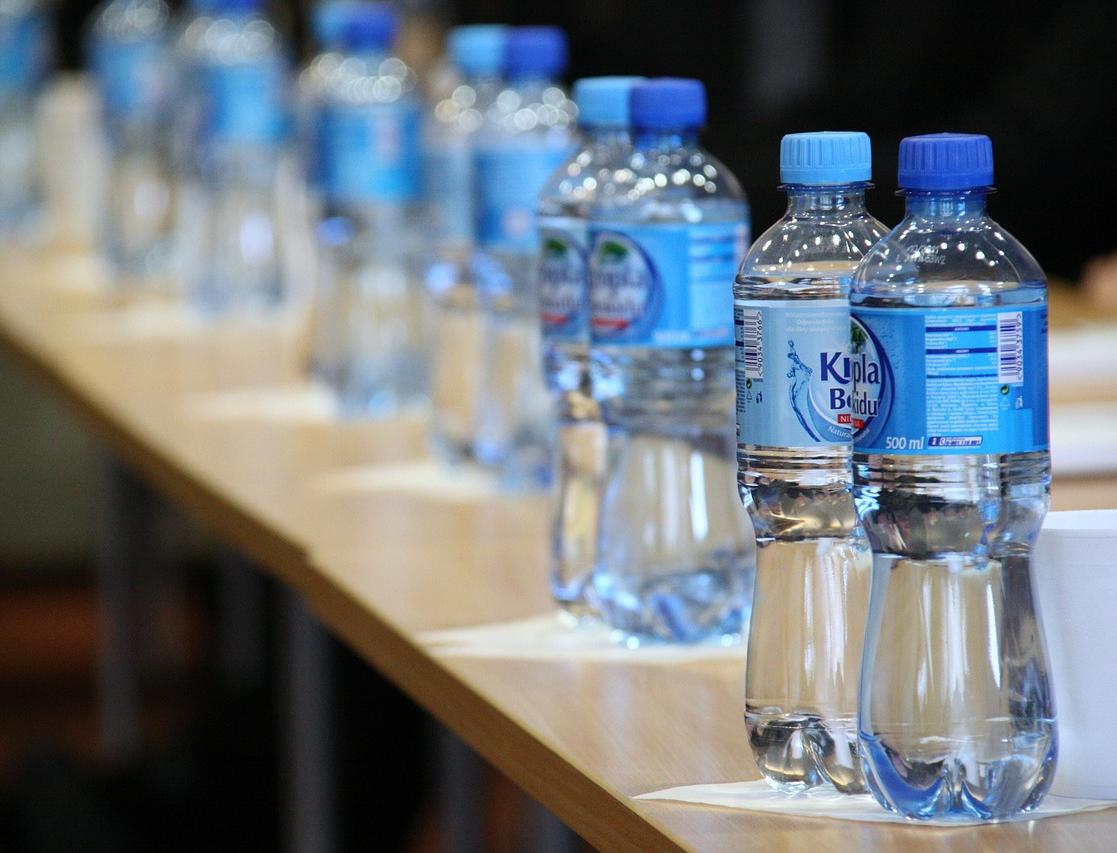 В аэропорту Сан-Франциско запретили продажу воды в пластиковых бутылках