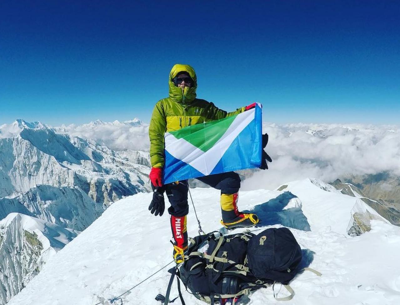 Альпинист впервые совершил восхождение на Эверест в веганской экипировке