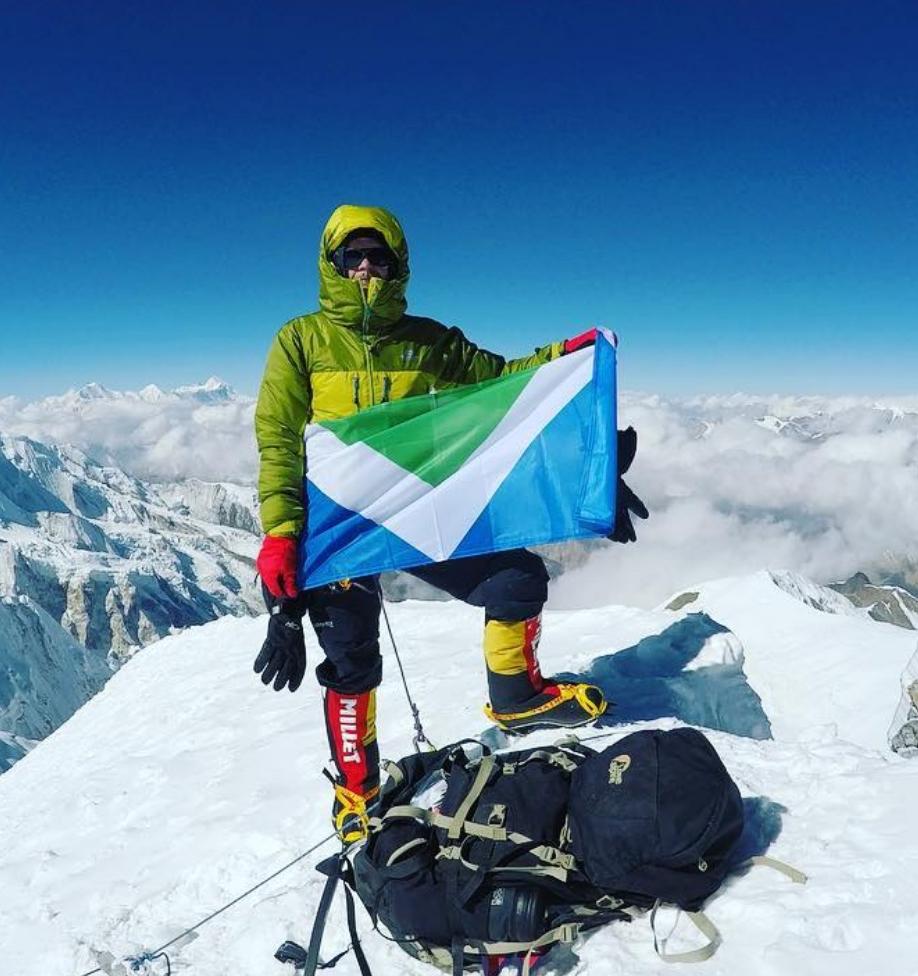 Альпинист впервые совершил восхождение на Эверест в веганской экипировке