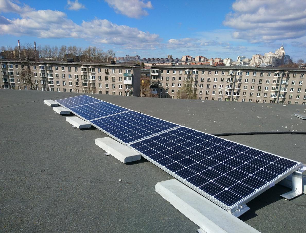 На крыше школы в Санкт-Петербурге установили солнечные панели
