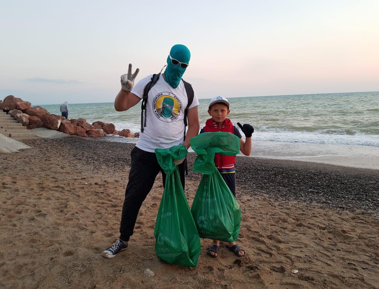 Личный опыт: как Чистомэн убирает мусор по всей России и зачем ему зеленая маска