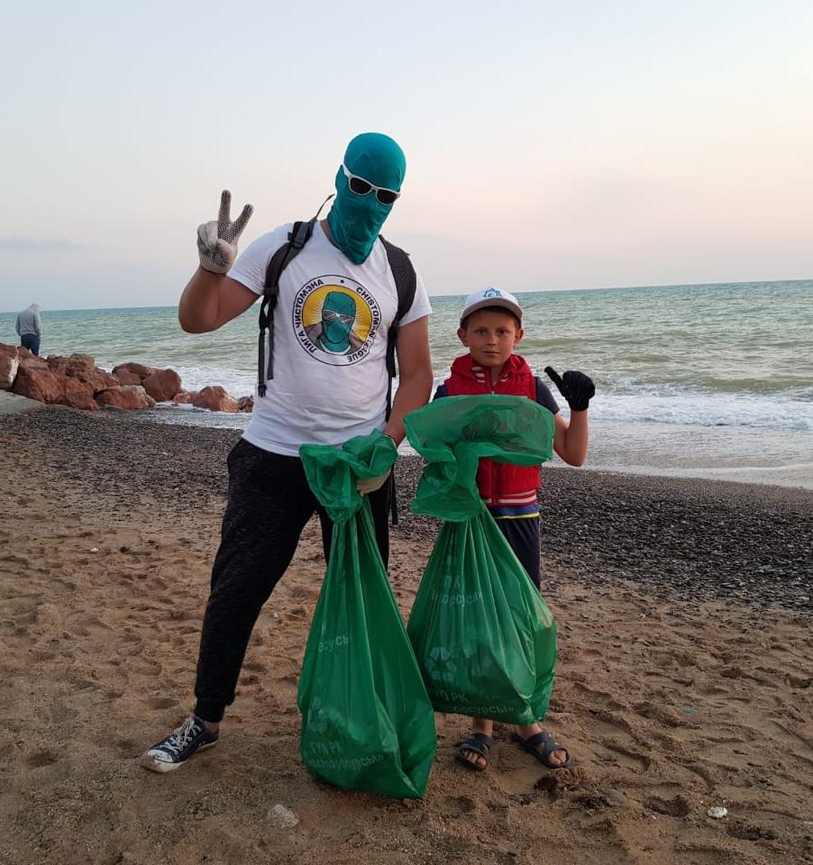 Личный опыт: как Чистомэн убирает мусор по всей России и зачем ему зеленая маска