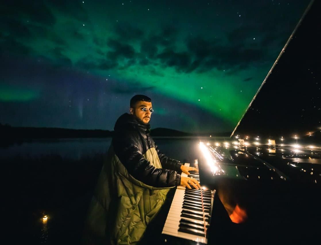 Видео дня: фортепианный концерт под сполохами Северного сияния
