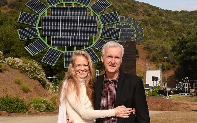 Джеймс Кэмерон подарил жене «букет» из подсолнухов на солнечных батареях