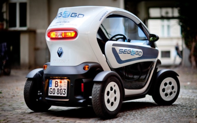 Французы смогут управлять электромобилем Renault Twizy с 14 лет