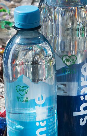 Сеть немецких супермаркетов выпустила воду в бутылках из полностью переработанного пластика 