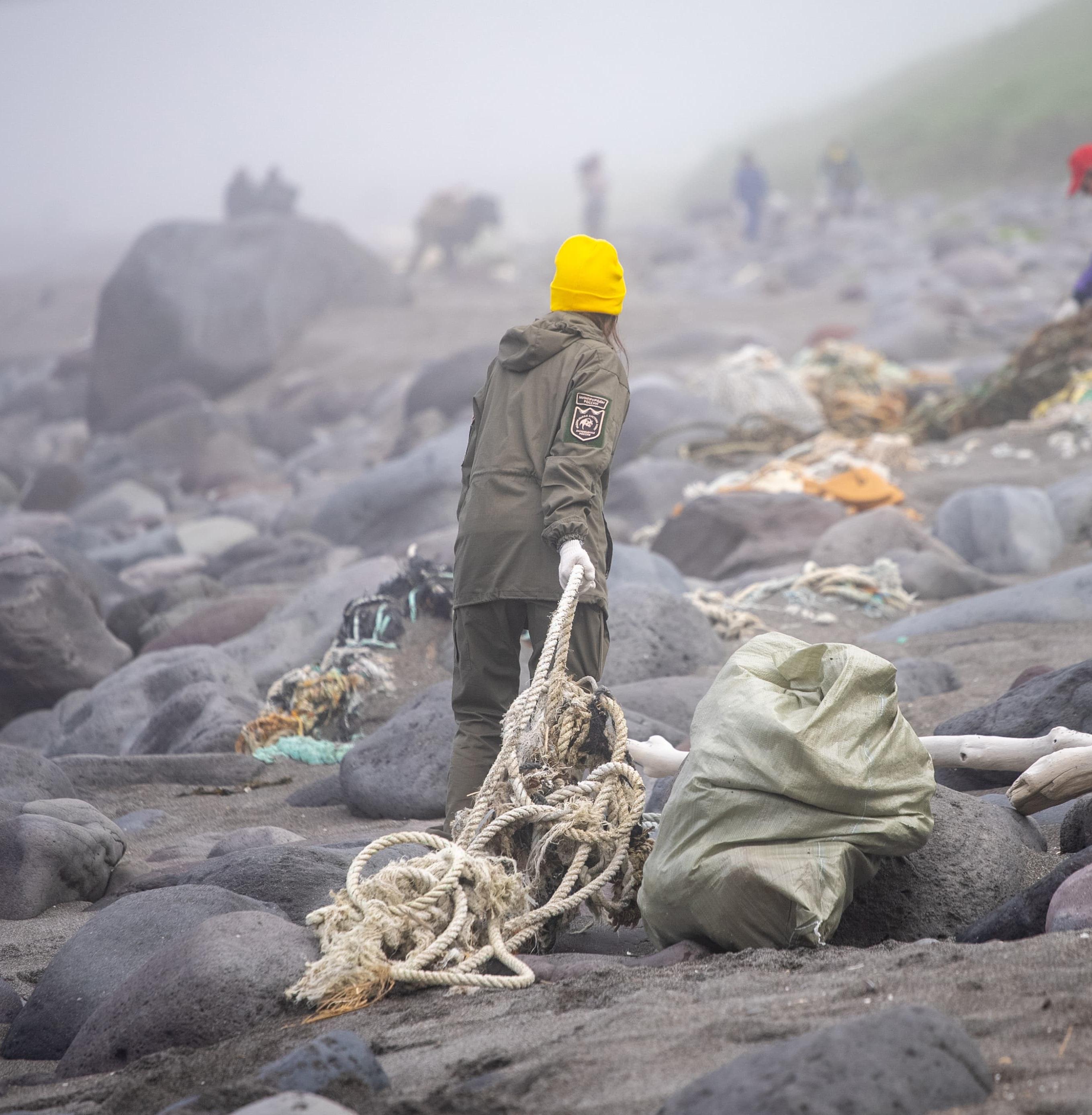Почти 2 тонны мусора убрали волонтеры с Охотоморского побережья