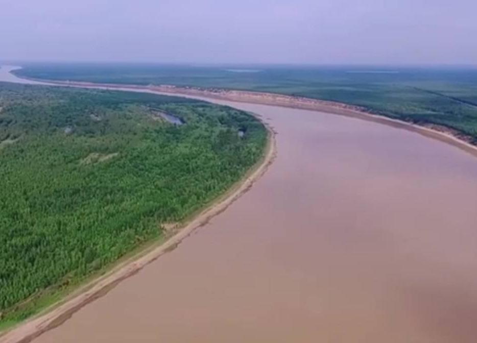 Из-за прорыва дамбы и сброса сточных вод реки Якутии изменили свой цвет