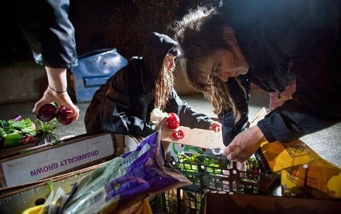Ссылка дня: Зачем европейские студенты едят из мусорных контейнеров
