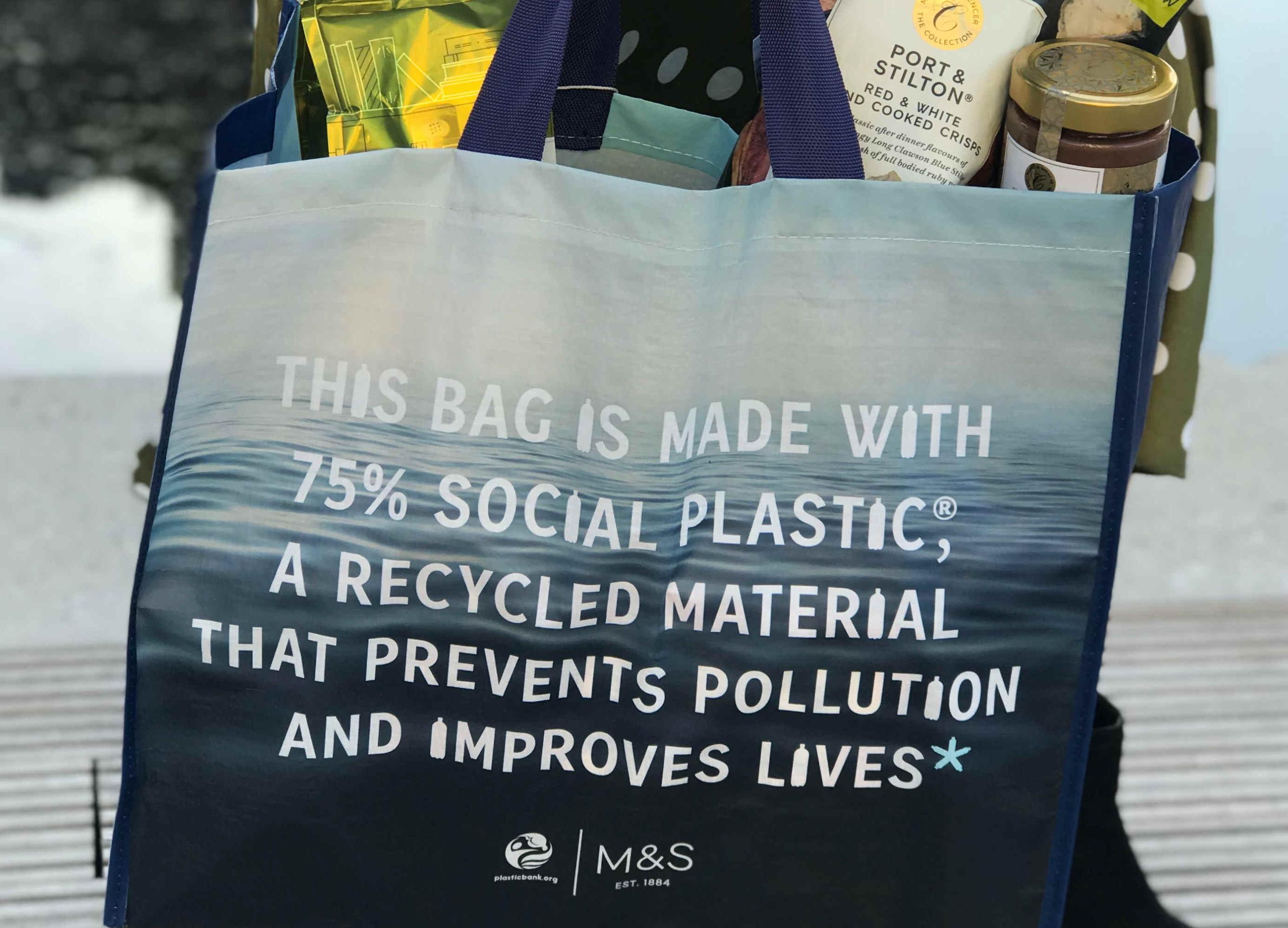 В Marks&Spencer выпустили сумку-шоппер из переработанного пластика