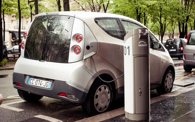 Франция заплатит 10000 евро покупателям электромобилей