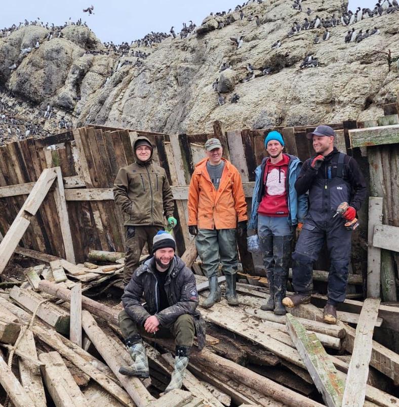 Волонтеры починили забор на острове Тюлений 