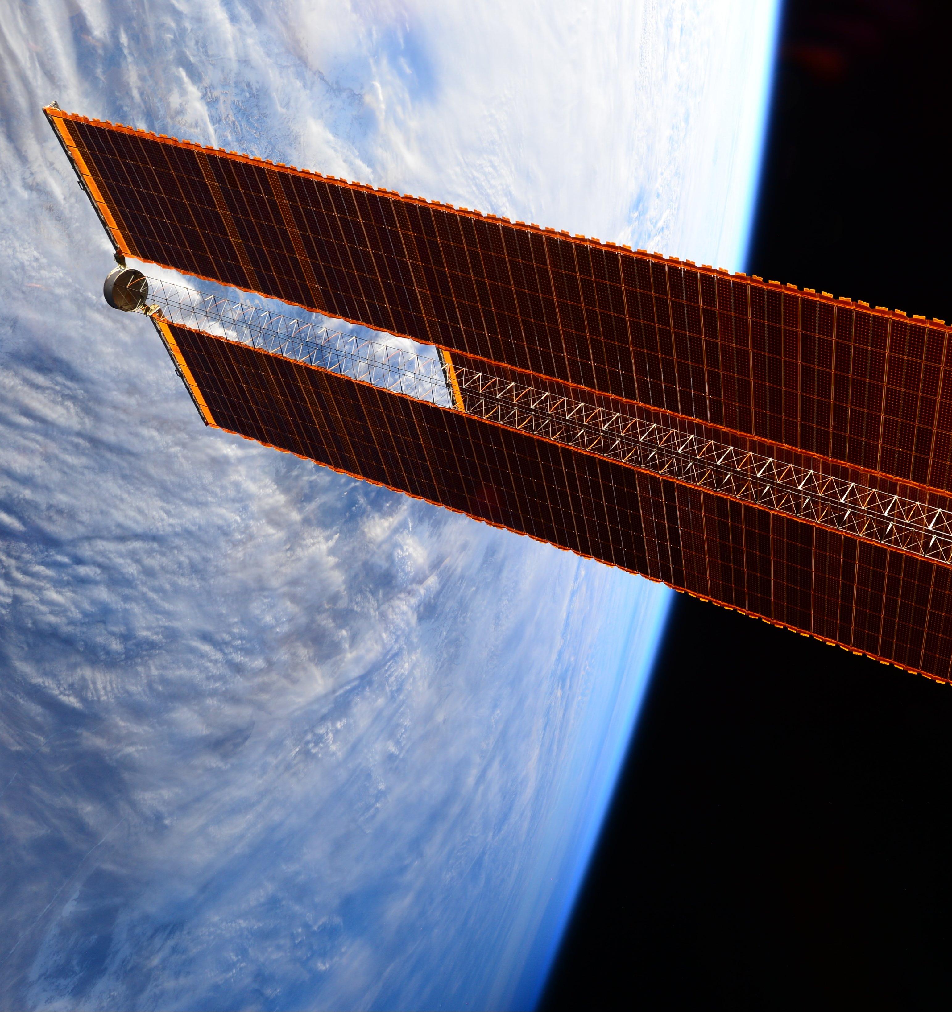 Космос и экология: переработка воды и пластика на МКС, солнечная электростанция на орбите и уборка космического мусора