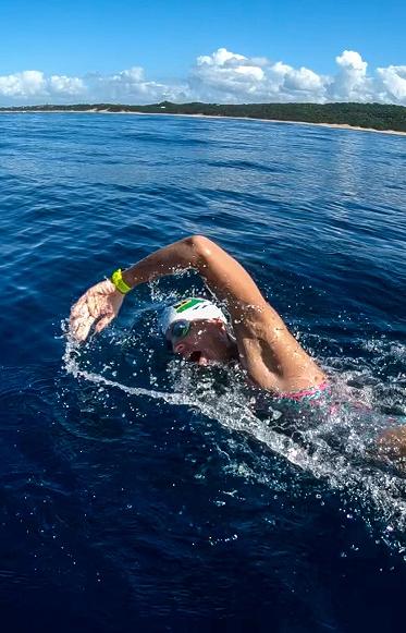 Спортсменка плыла шесть дней из Мозамбика в ЮАР для привлечения внимания к проблеме пластика в океане