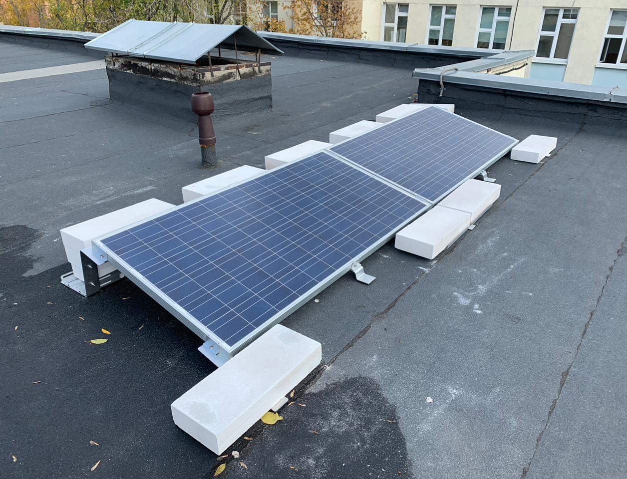 На крыше московской школы установили солнечные панели