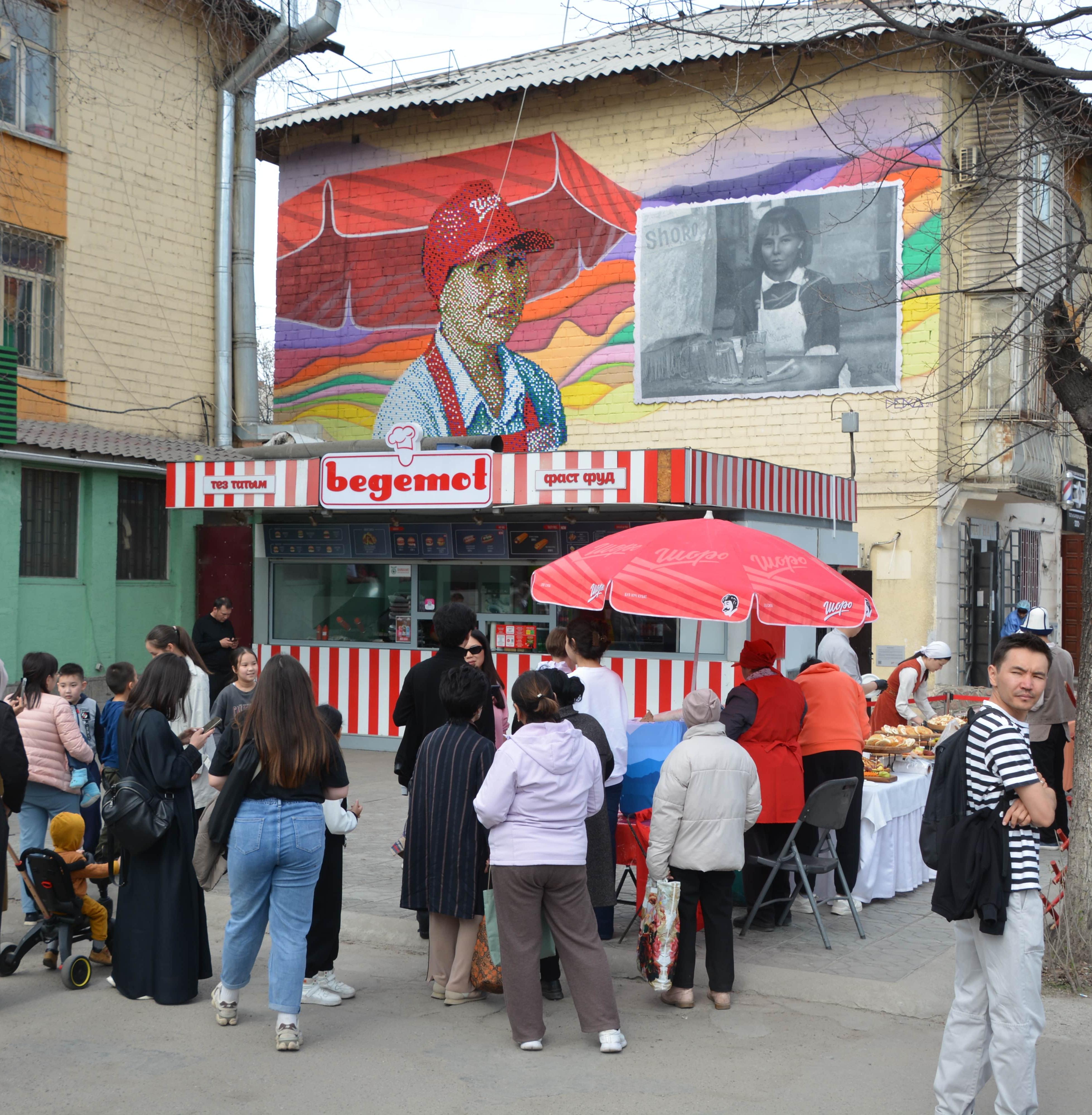Улицы Бишкека украсили необычными арт-объектами из вторсырья