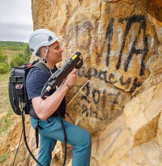 Команда альпинистов чистит горы в Бурятии от рисунков туристов 