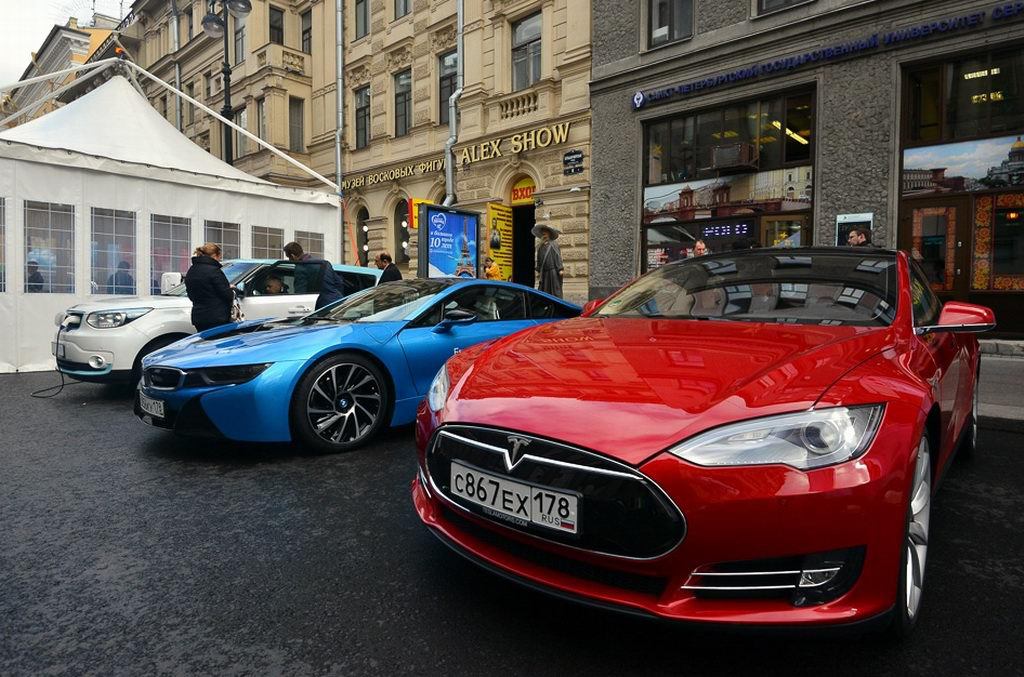 Владельцы электромобилей в Петербурге смогут парковаться бесплатно