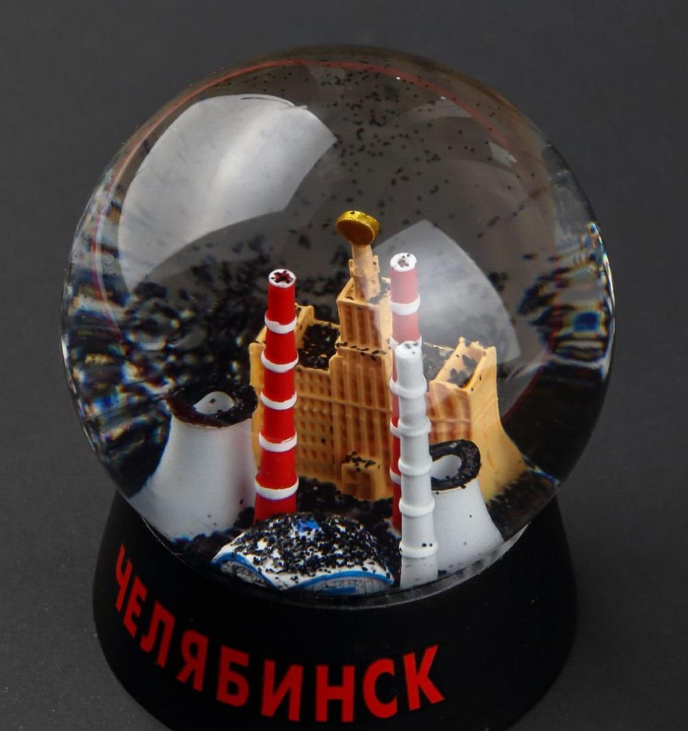 В Челябинске запустили продажи новогодних шаров с черным снегом