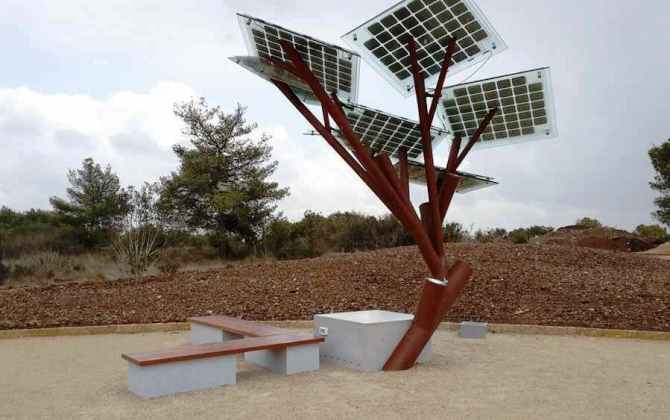 В Израиле установили деревья на солнечных батареях