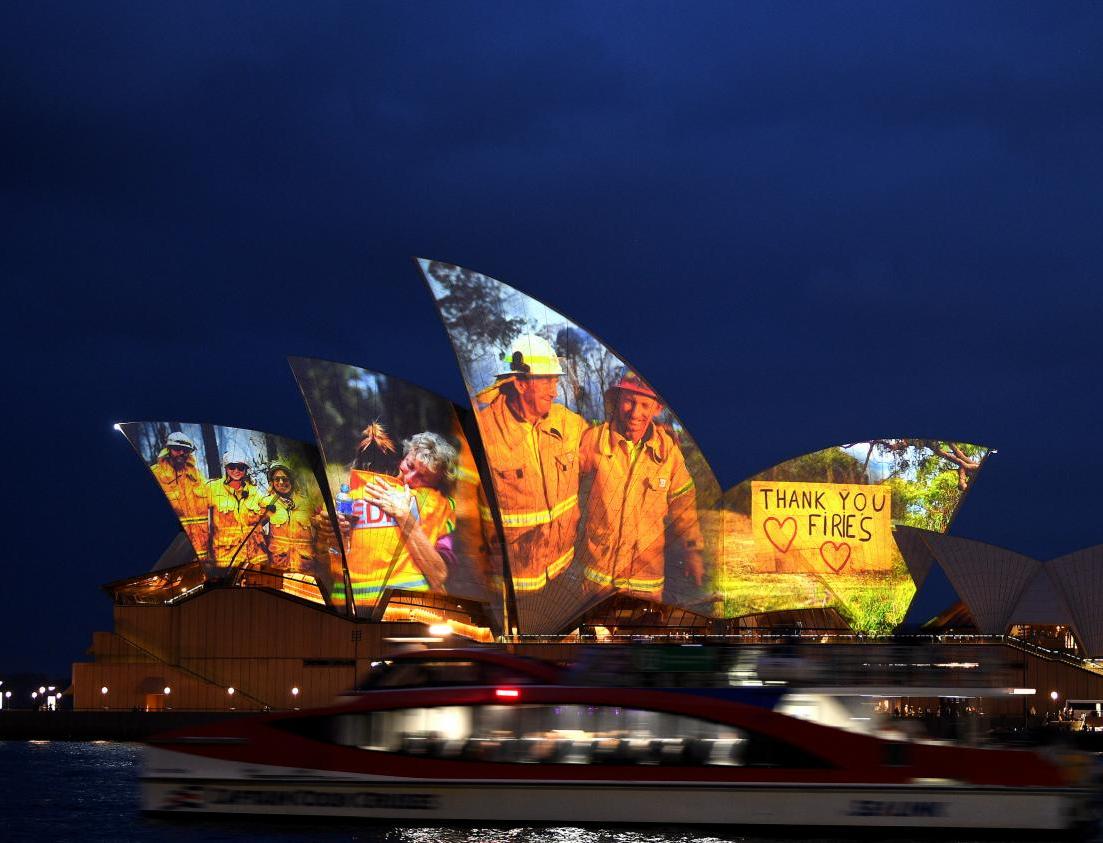 Фото дня: изображения пожарных на здании Сиднейской Оперы