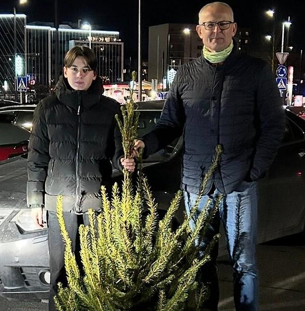 Литовец каждый год покупает некрасивую ёлку, спасая ее от одиночества 
