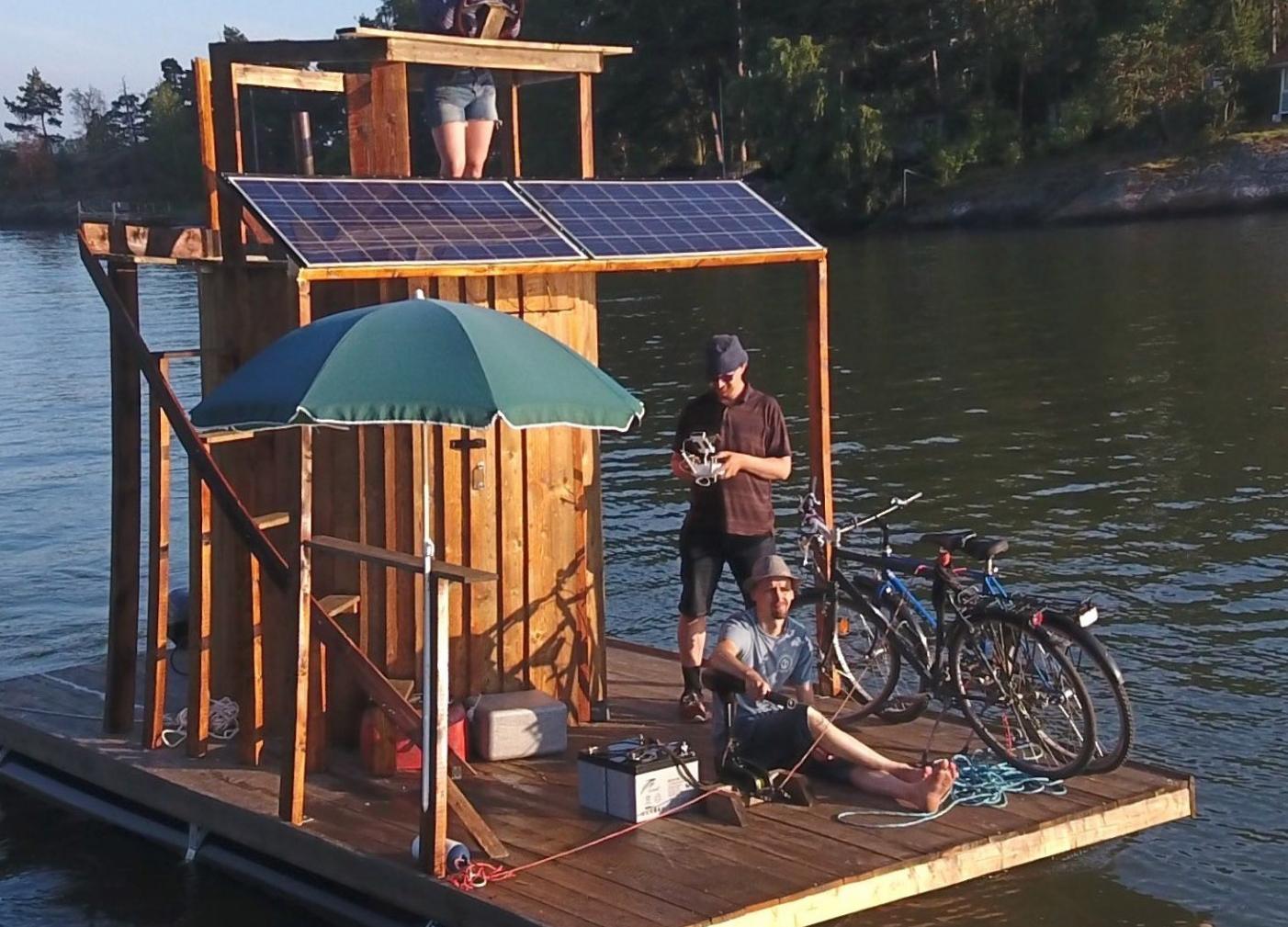 Видео дня: Финн отправится в Эстонию в плавучей сауне на солнечных батареях 