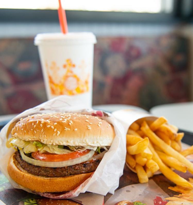 В Burger King начали продажу бургеров с котлетой из искусственного мяса