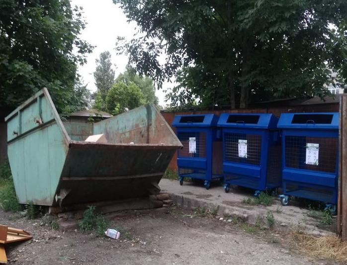 В поселке Брянской области установили контейнеры для сбора макулатуры и пластика