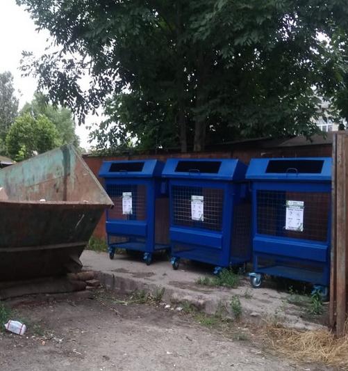 В поселке Брянской области установили контейнеры для сбора макулатуры и пластика