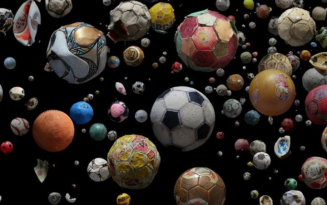 Фотограф из Британии сфотографировала футбольные мячи, выловленные в мировом океане