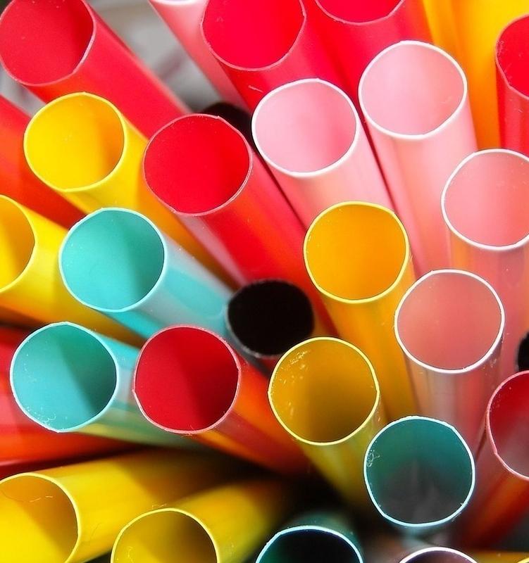 В Великобритании вступил в силу запрет на пластиковые трубочки и ватные палочки