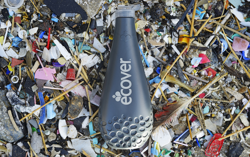 Ecover собирает пластик в океане для производства новых бутылок
