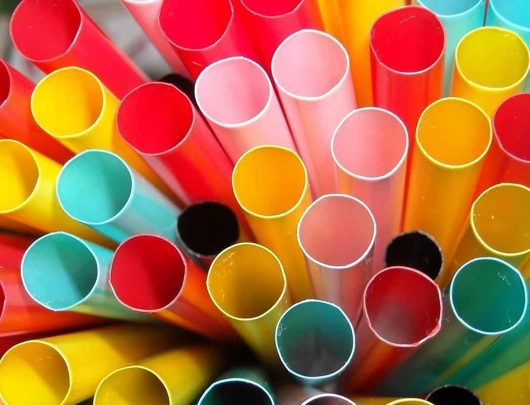 В Великобритании вступил в силу запрет на пластиковые трубочки и ватные палочки