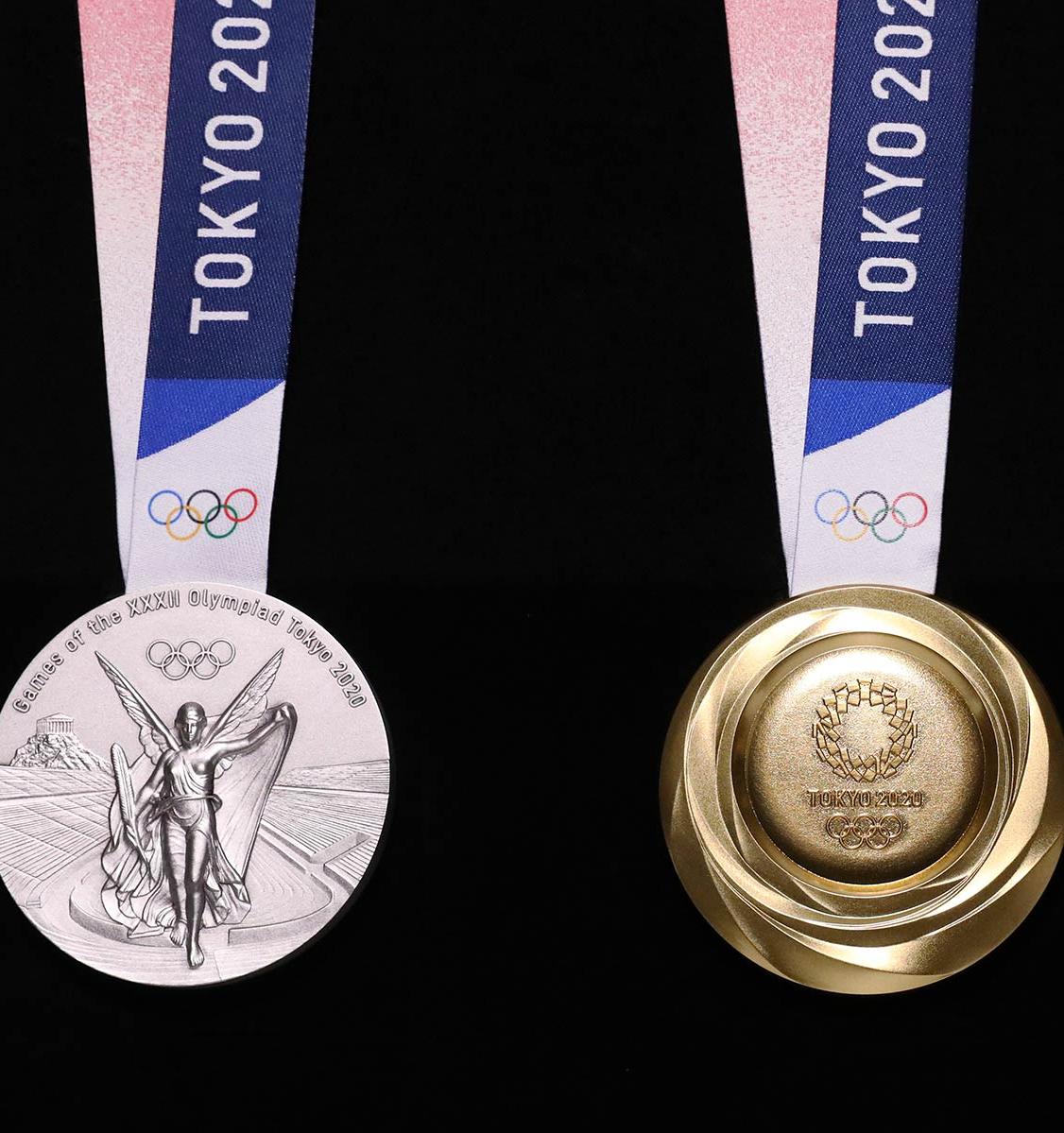 В Токио представили медали Олимпиады из переработанных гаджетов