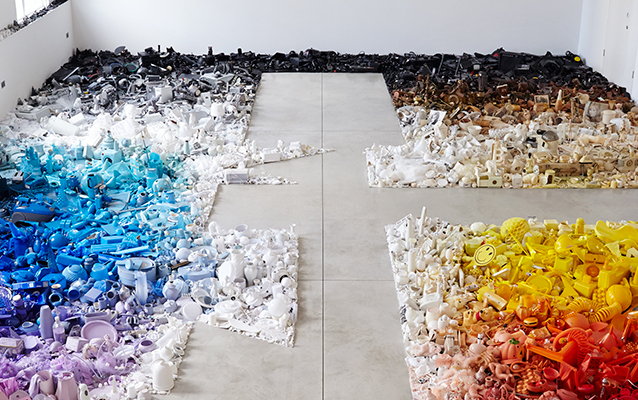 Британский дизайнер заполнил свою студию цветным мусором