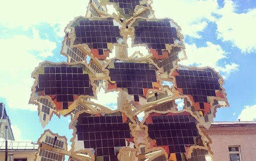 На Петровке появилось wi-fi-дерево на солнечных батареях