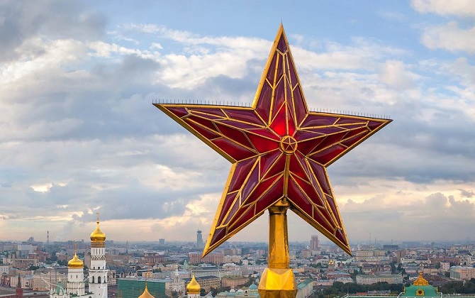 Лампы в кремлевских звездах заменят на энергосберегающие