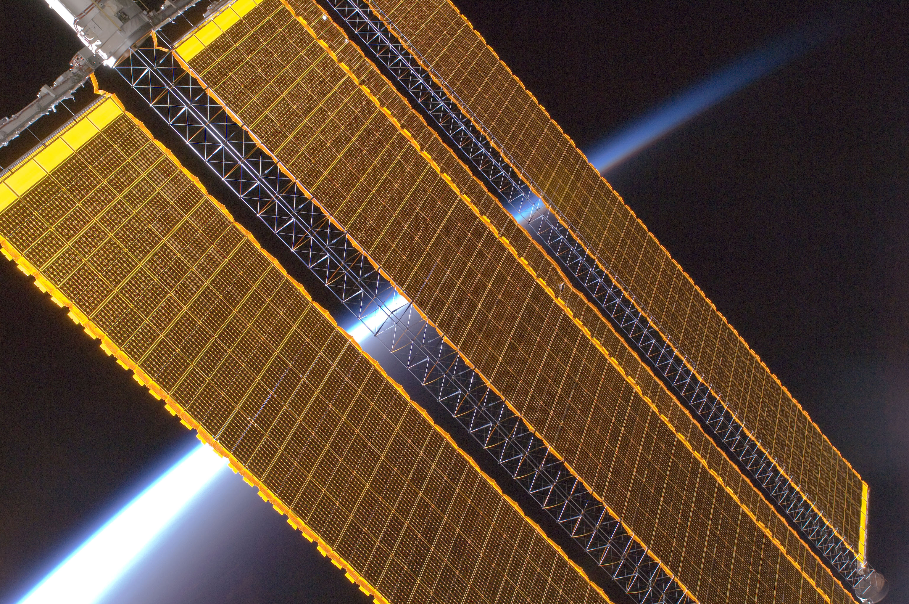 На МКС установили новые солнечные батареи