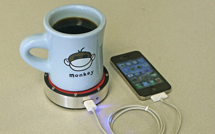 Подставка Epiphany One Puck заряжает телефоны от кружки с холодным или горячим напитком