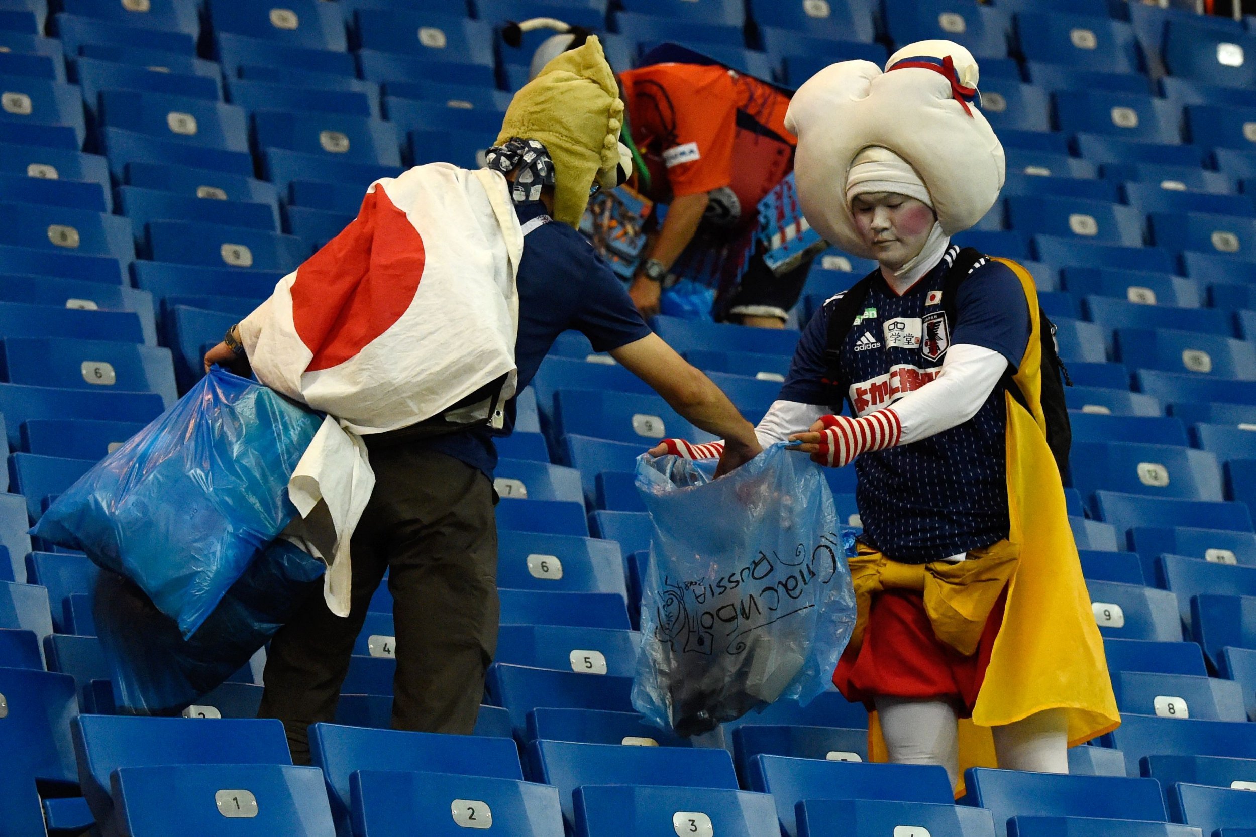 Почему японцы убирают мусор на стадионе даже после поражения