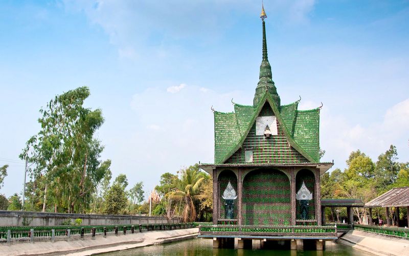 Храм Будды в Таиланде сделан из миллиона стеклянных бутылок