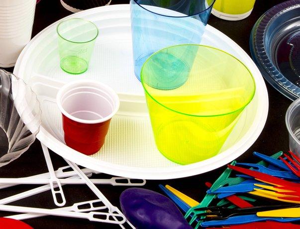 ЕС запретил одноразовую посуду и трубочки для напитков с 2021 года