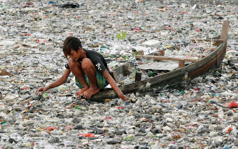 Балийская деревня производит топливо из пластикового мусора