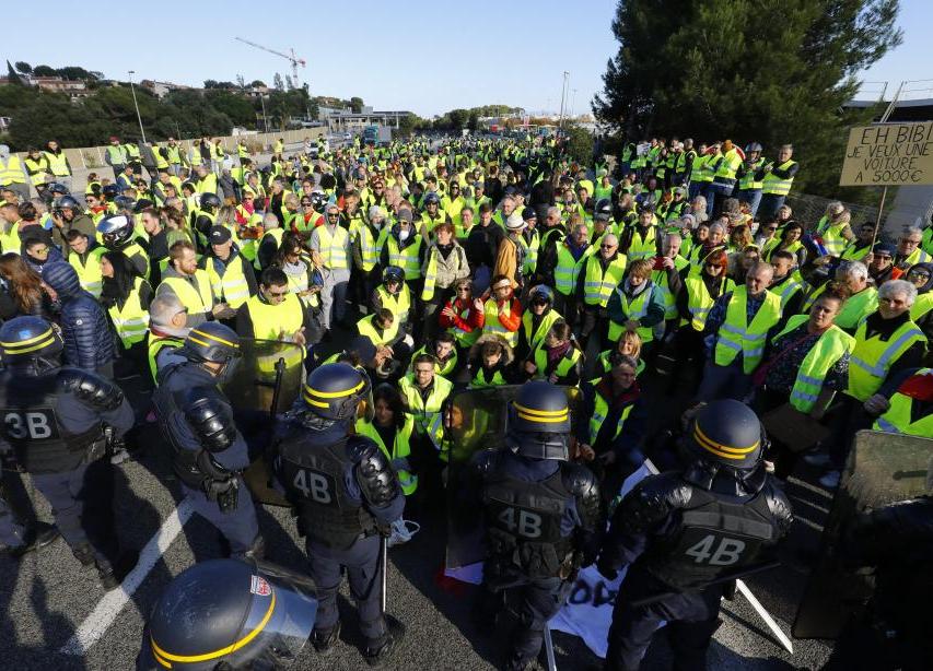 Французы продолжают протестовать против повышения налога на топливо